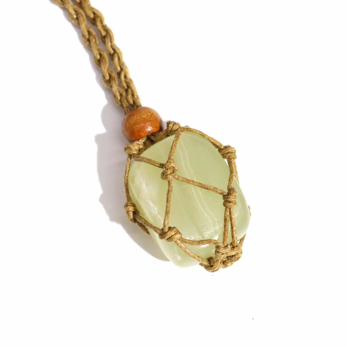 Cordón color arena trenzado con nudos tipo red que sostiene una piedra preciosa verde claro y una cuenta de madera.