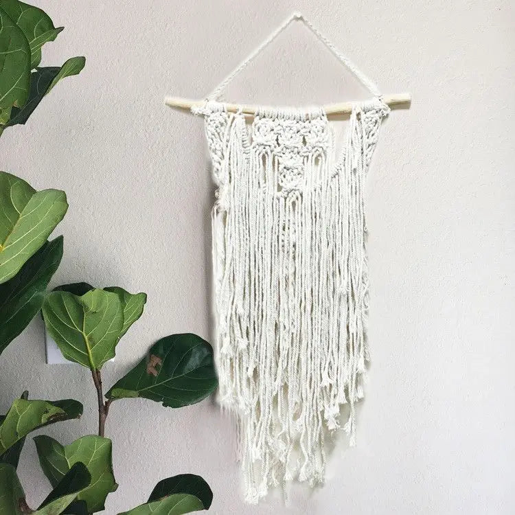 Macramé blanco decorativo colgado en pared, hecho de algodón. Ideal para dar un toque bohemio a tu hogar.
