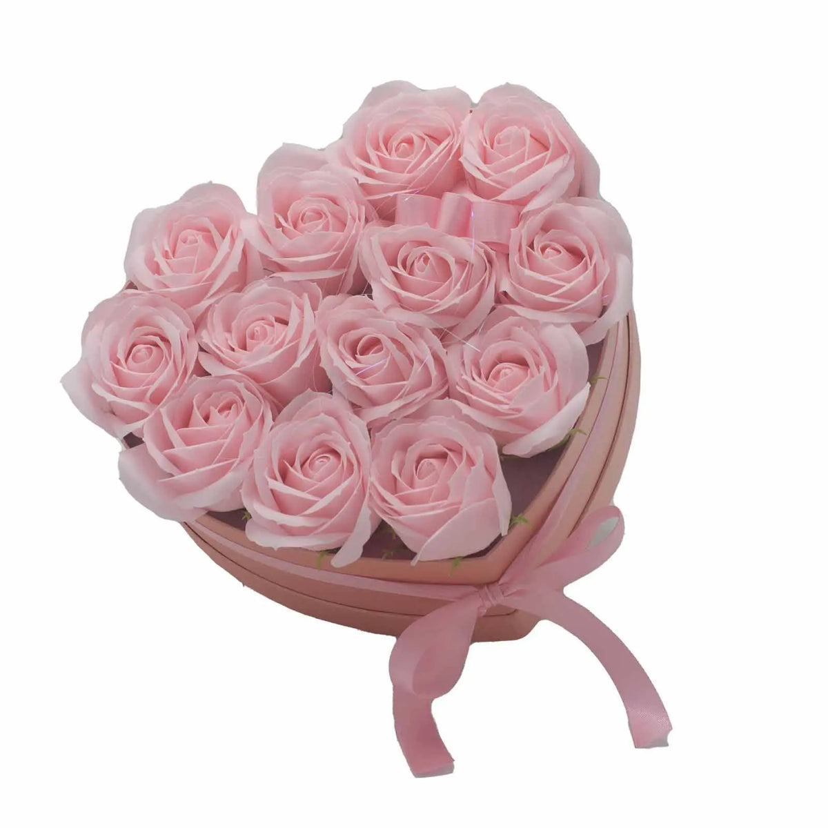 Caja en forma de corazón con 13 rosas de jabón color rosa claro y un lazo decorativo, sobre fondo blanco.
