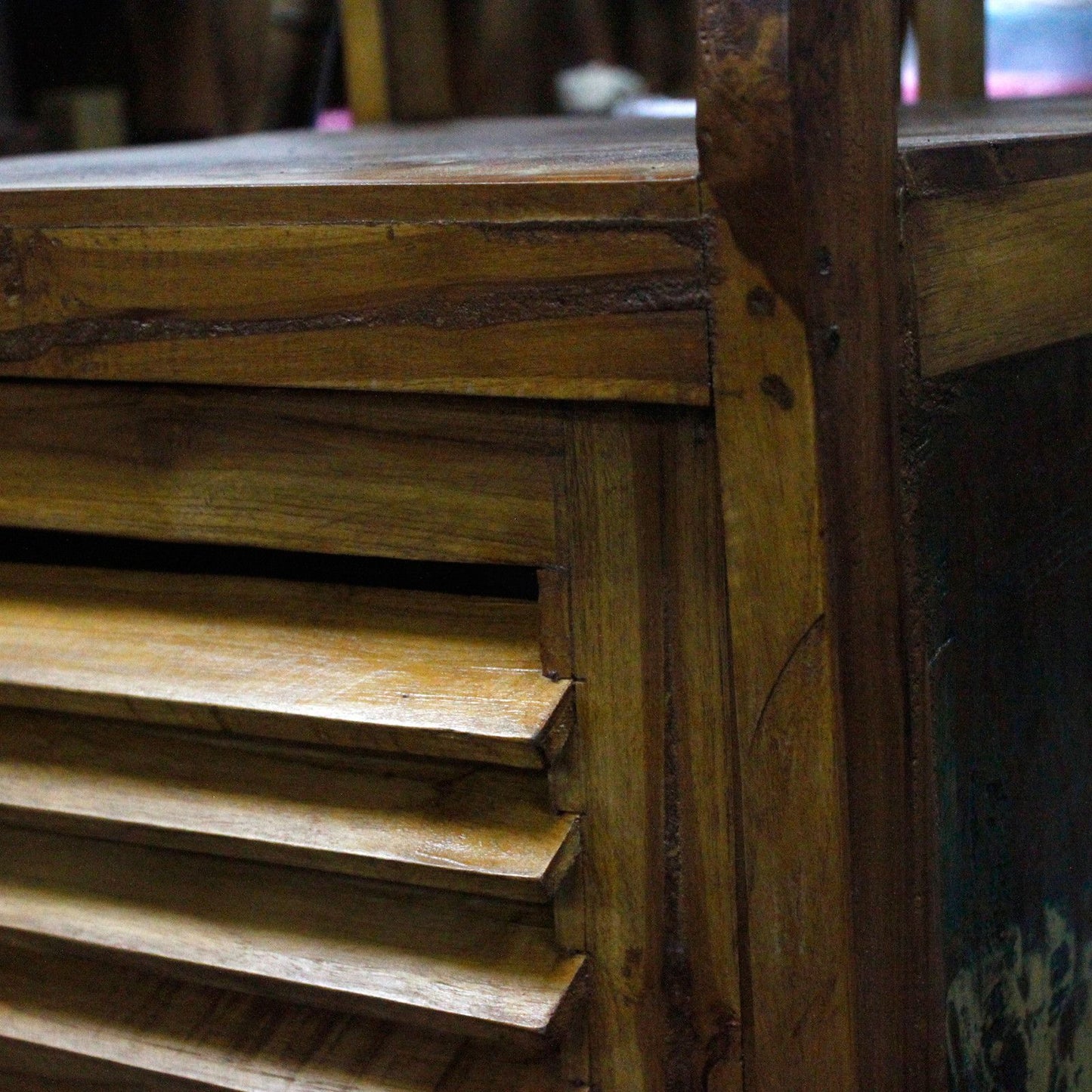 Exhibidor abierto de madera de teca reciclada