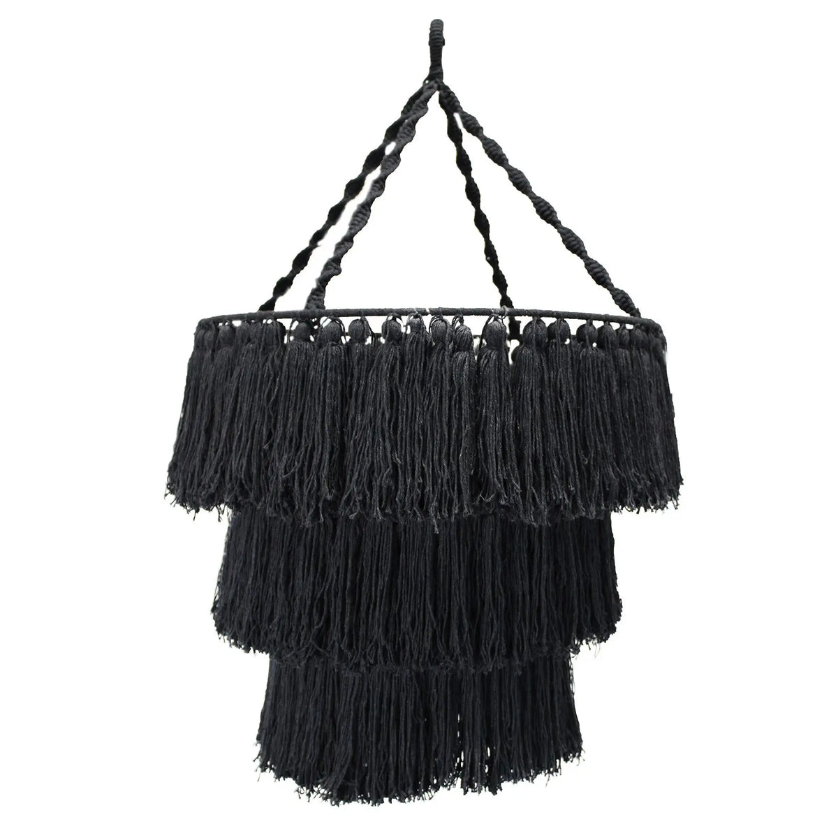 Lámpara colgante estilo araña hecha de macramé negro con tres niveles de flecos y estructura de cuerdas trenzadas.