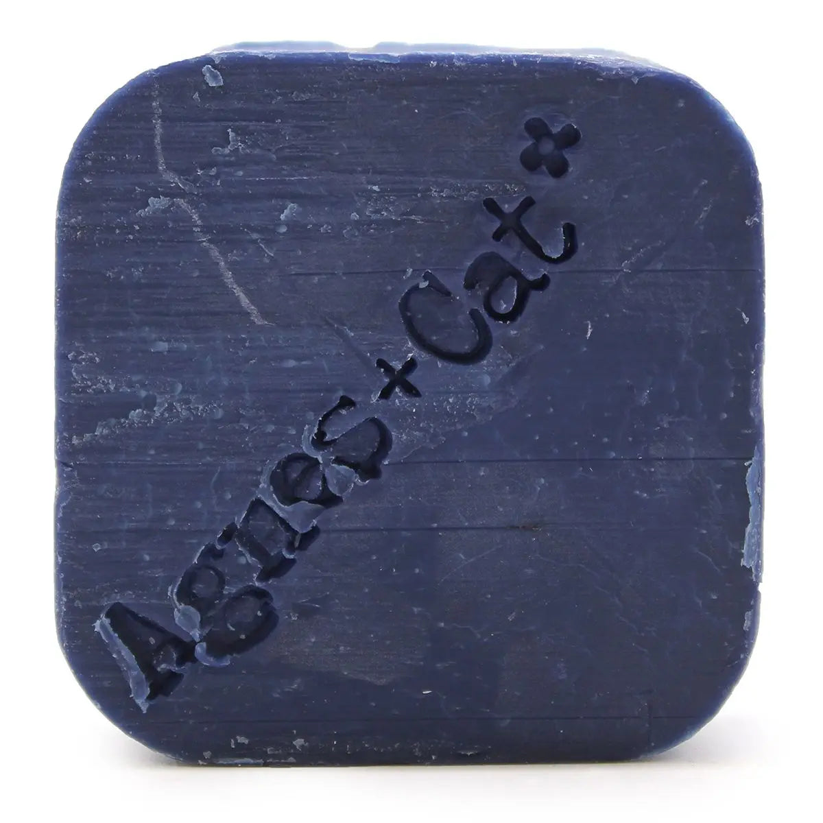 Champú sólido azul cuadrado, marca Agnes + Cat, con relieve del nombre en la superficie. Textura compacta y natural.