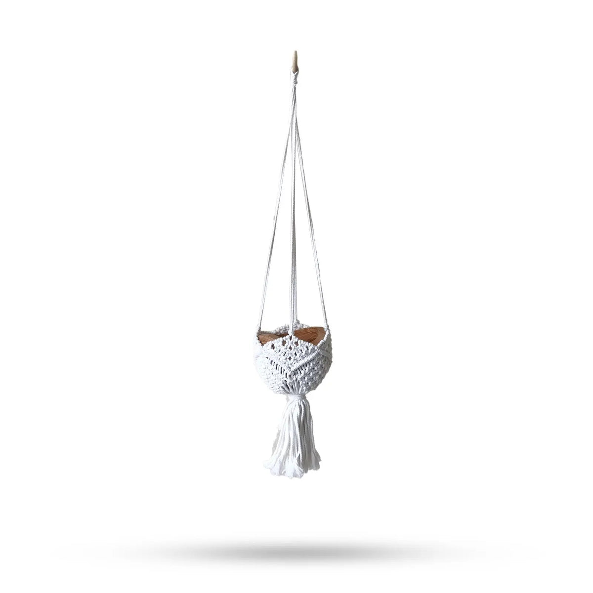 Macetero colgante de macramé blanco con tejido decorativo, acabado en borla y estructura de madera natural.