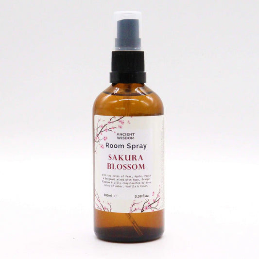 Spray de ambiente de 100ml en botella de vidrio ámbar con etiqueta de flores de cerezo sobre fondo blanco.