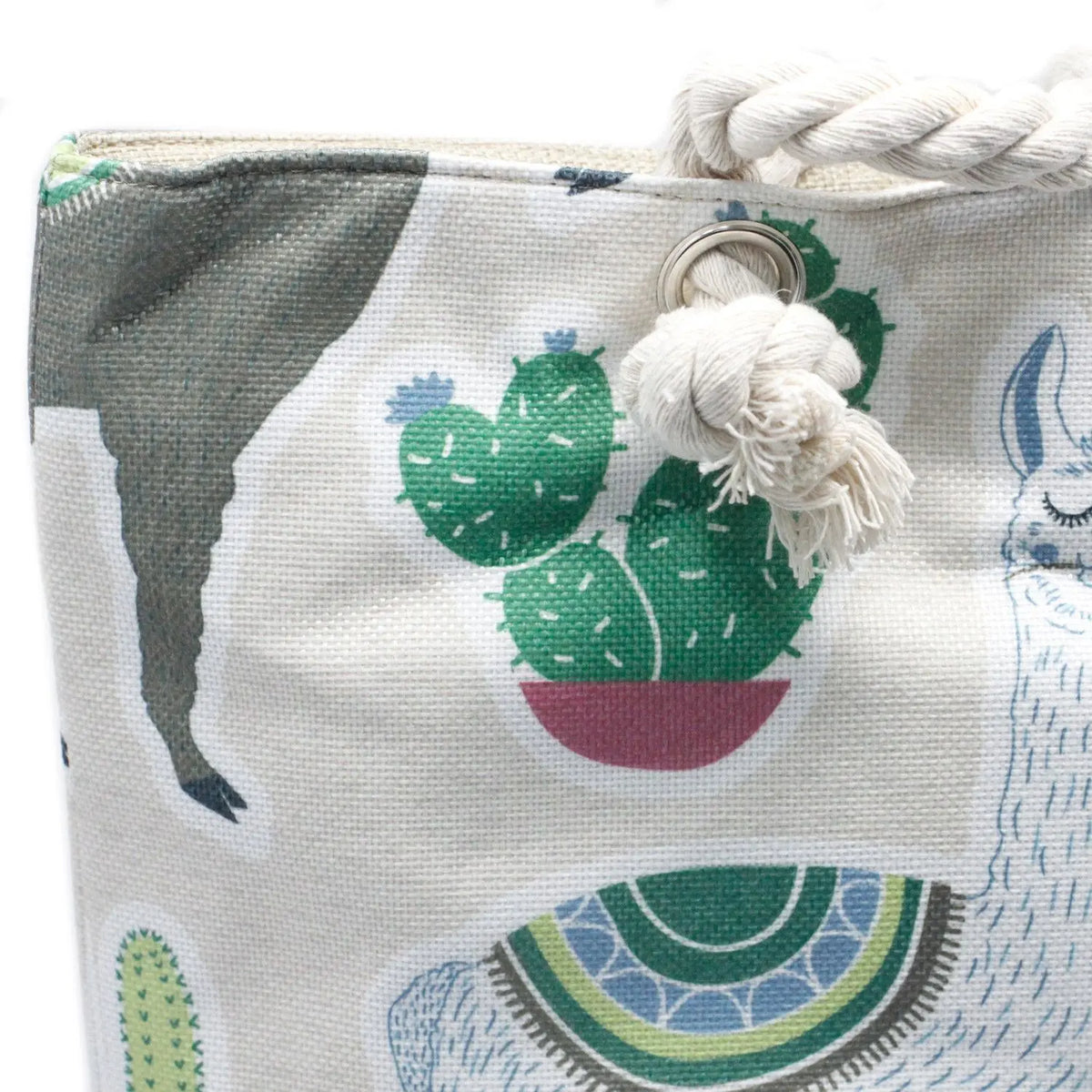 Bolso shopper de tela con estampado de llamas y cactus, asa de cuerda gruesa color crema con nudo y ojal metálico.