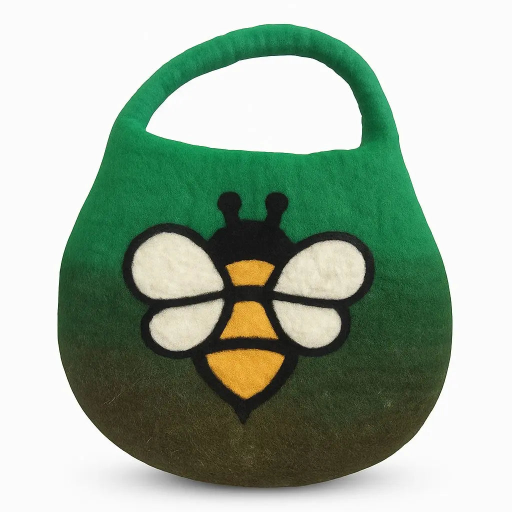 Bolso de fieltro verde con diseño de abeja, forma redondeada y asa integrada sobre fondo blanco