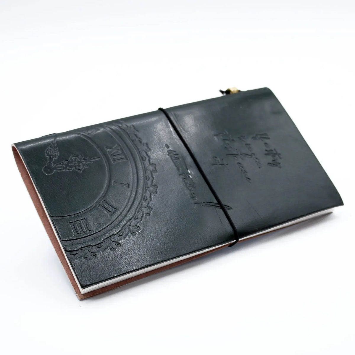 Cuaderno de cuero verde oscuro con relieve, cierre de cuerda, estilo vintage y hojas en blanco.