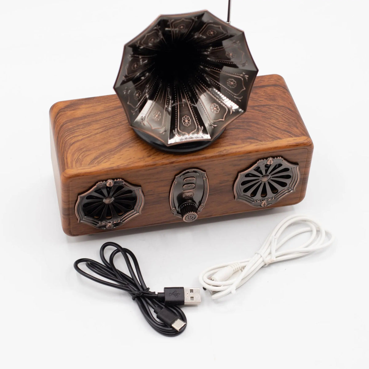 Altavoz Bluetooth estilo gramófono retro con acabado de madera y detalles metálicos oscuros; incluye cables de carga.