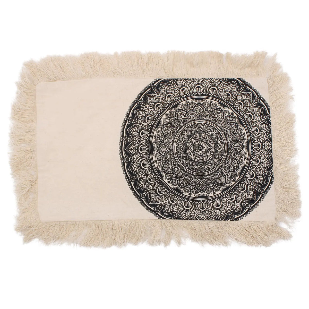 Funda de cojín rectangular color crema con mandala negro central y flecos decorativos en los bordes. Estilo bohemio.