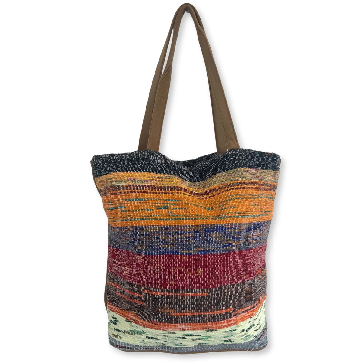 Bolso grande de tela tejida reciclada con franjas horizontales de colores tierra, ocres y rojos con asas de tela café.