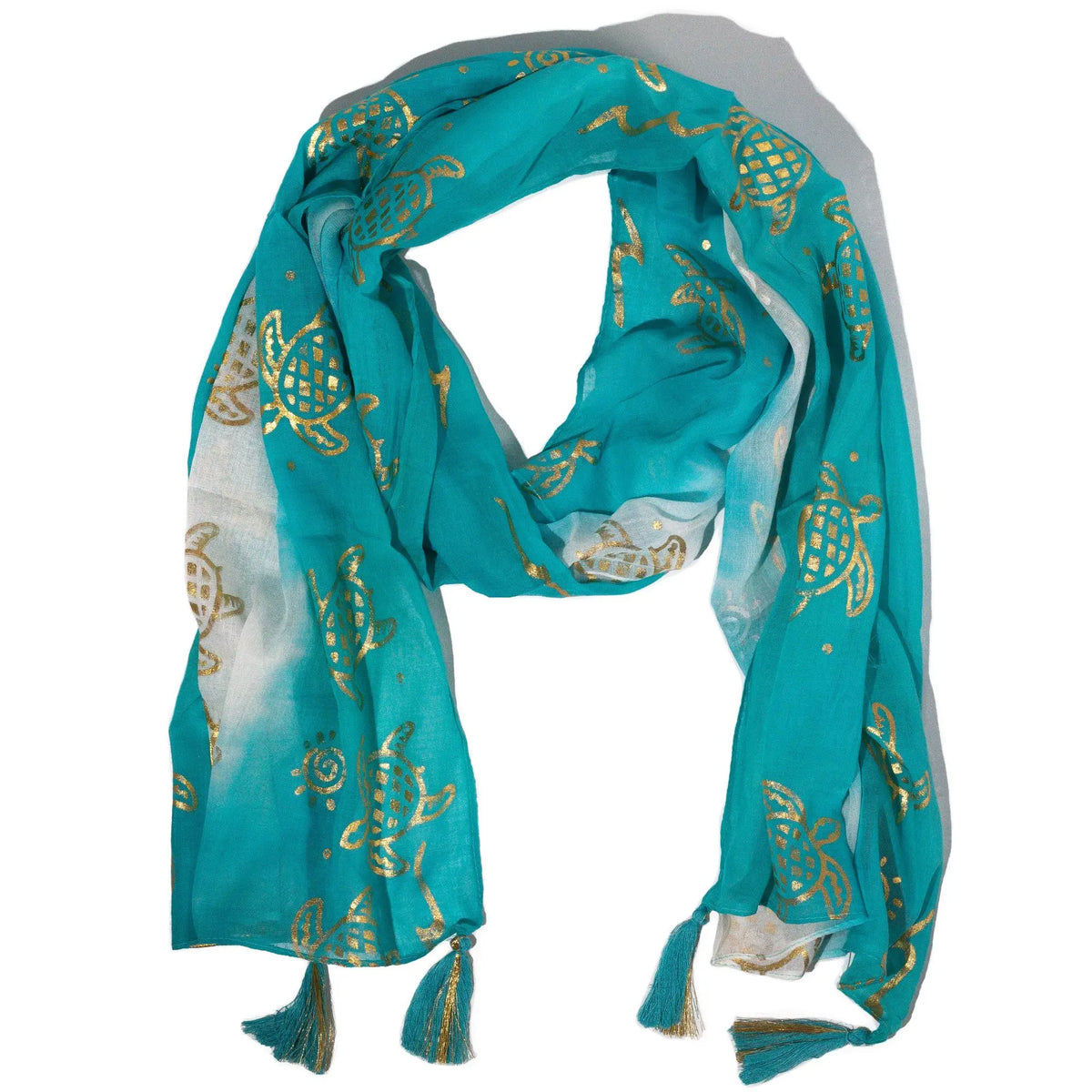 Bufanda turquesa de gasa con estampado de tortugas doradas y flecos, ideal para un look veraniego y fresco.