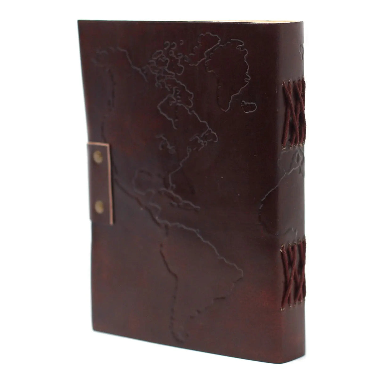 Cuaderno de cuero marrón con grabado de mapas, bordes acabados en costura, estilo vintage y gran calidad.