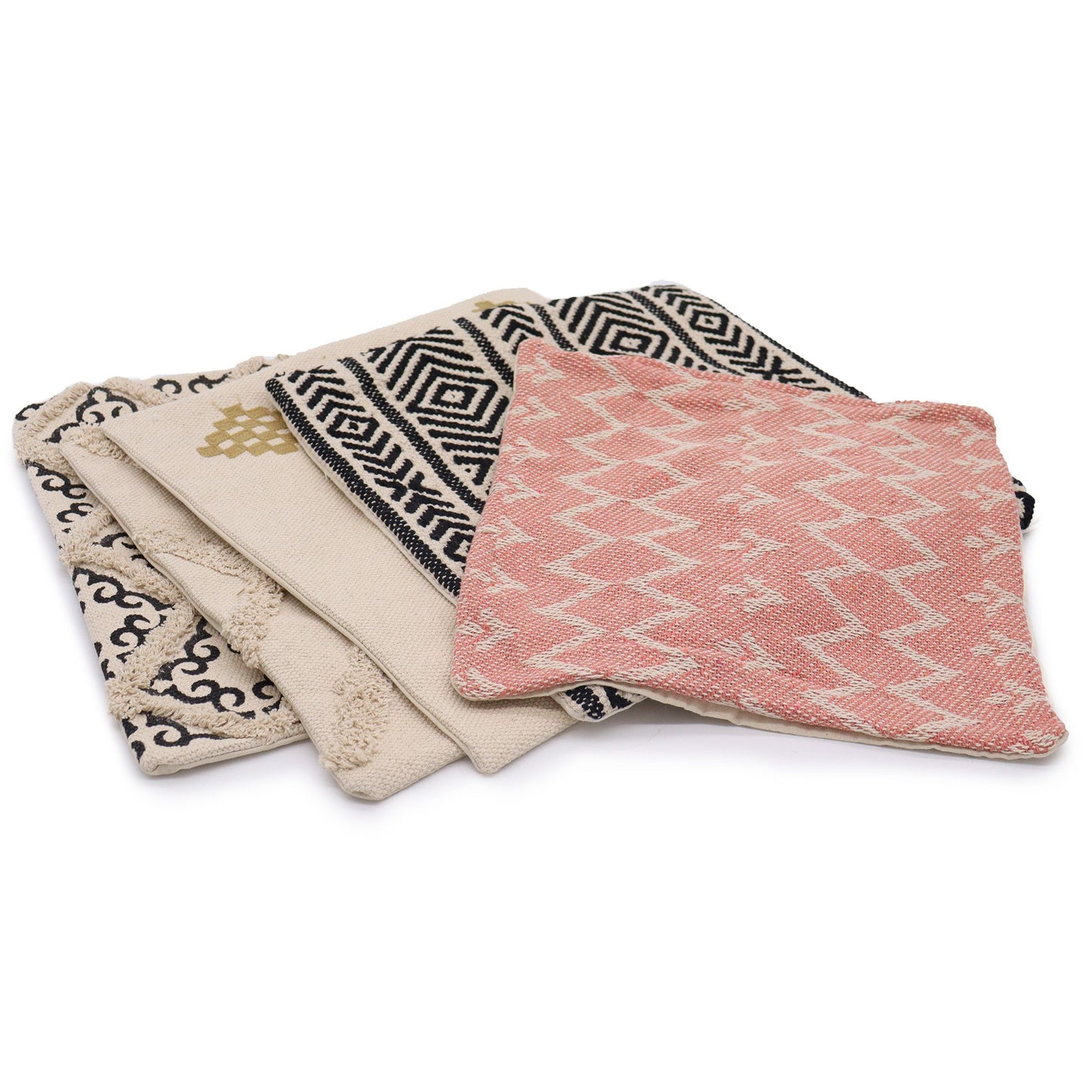Conjunto de cuatro fundas de cojín cuadradas de 40x40cm con patrones geométricos étnicos en rosa, negro y beige.