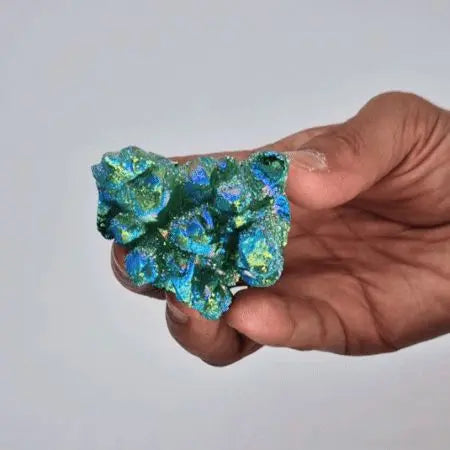 Roca mineral color verde y azul con brillo, en forma de flores; perfecta para decoración y manualidades.