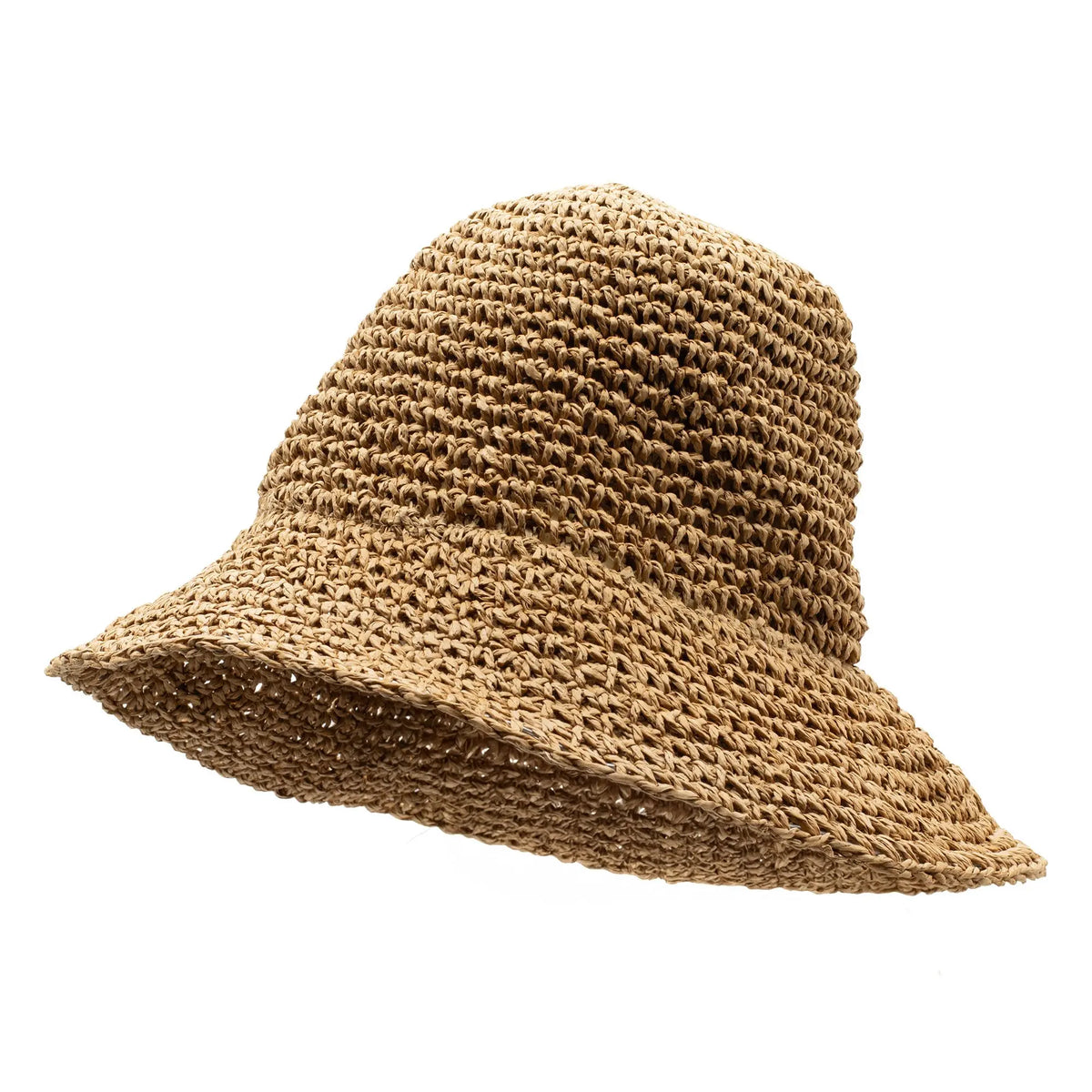 Sombrero de paja trenzada en color marrón claro, estilo casual y veraniego, ideal para días soleados.