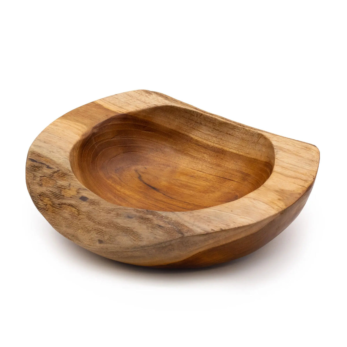 Cuenco artesanal de madera de teca con forma orgánica y natural, tonos marrones cálidos y acabado rústico.