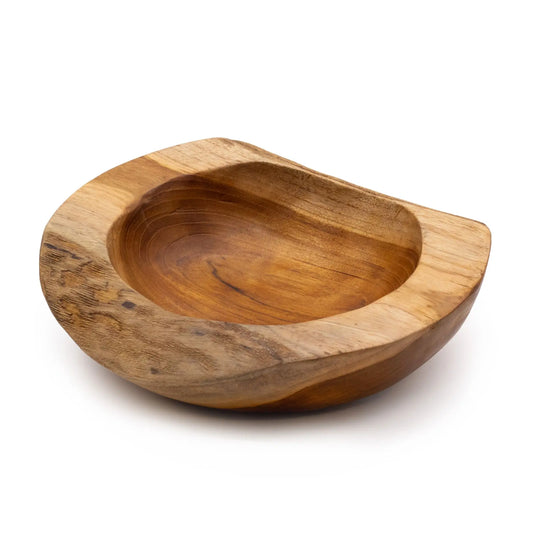 Cuenco artesanal de madera de teca con forma orgánica y natural, tonos marrones cálidos y acabado rústico.