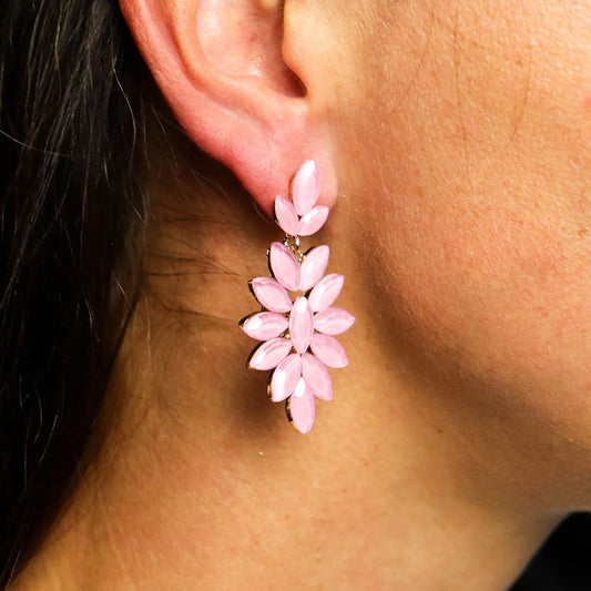 Pendientes colgantes con cristales vintage color rosa en forma de hoja, formando un diseño floral sobre base dorada.