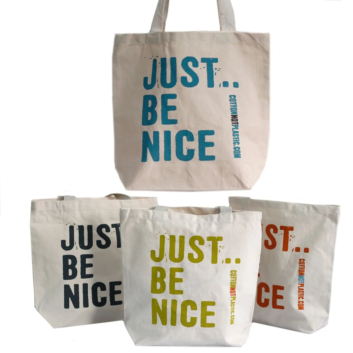 Cuatro bolsas de tela de algodón color crudo con la frase "JUST.. BE NICE" impresa en azul, negro, verde y naranja.