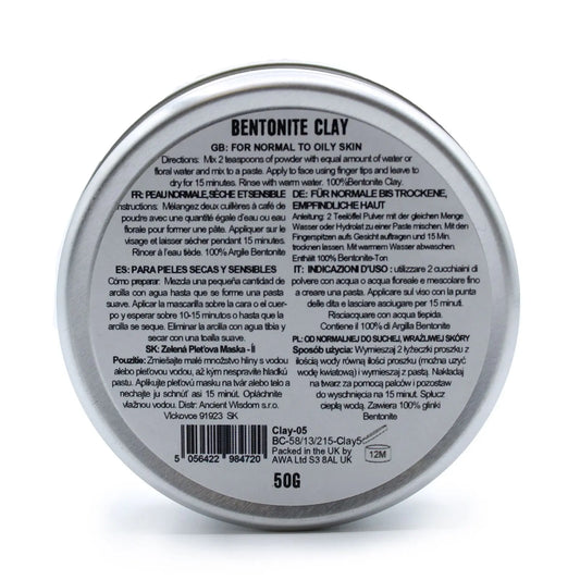 Envase circular de metal plateado con etiqueta blanca que contiene instrucciones de uso para mascarilla de arcilla.