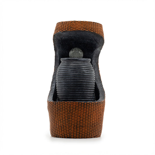 Zapato de mujer color marrón, material sintético trenzado, estilo moderno y elegante, tacón bajo y cómodo.