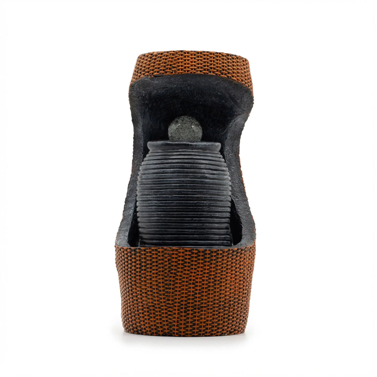 Zapato de mujer color marrón, material sintético trenzado, estilo moderno y elegante, tacón bajo y cómodo.