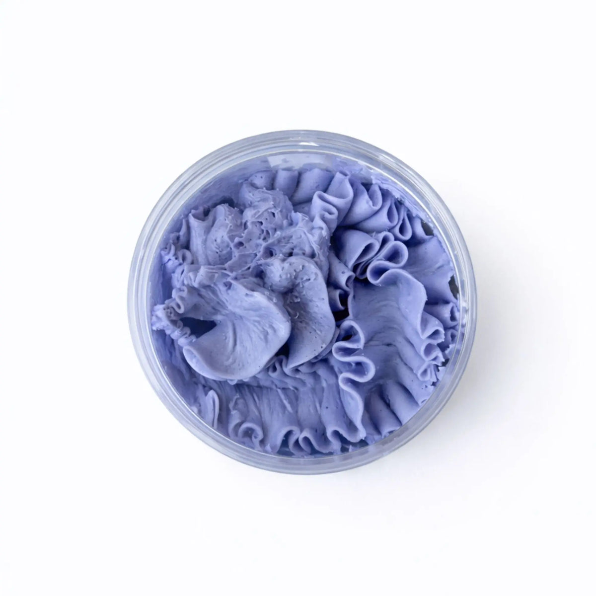 Crema hidratante morada en tarro, textura suave y rizada, ideal para piel seca.