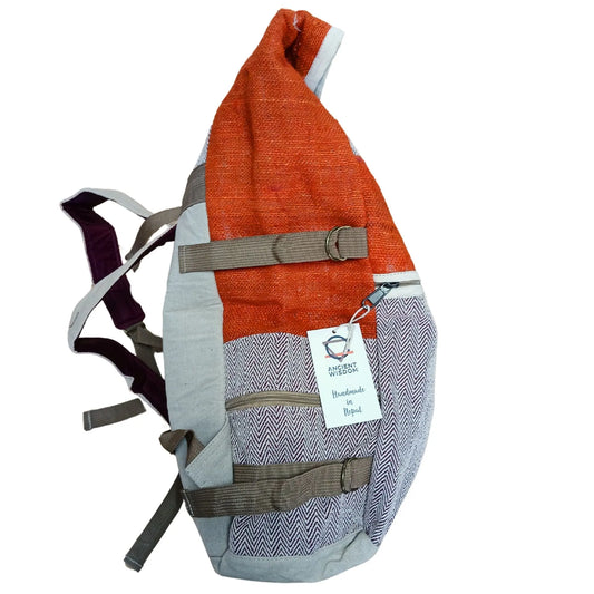 Mochila de senderismo en cáñamo y algodón, color naranja y gris, diseño enrollable con correas ajustables y cremalleras.