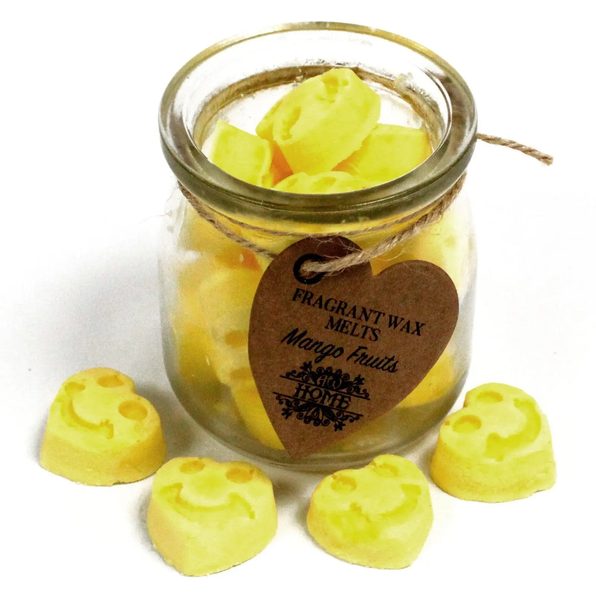 Frasco de cristal con cera de soja amarilla en forma de caritas felices, con etiqueta de cartón en forma de corazón.