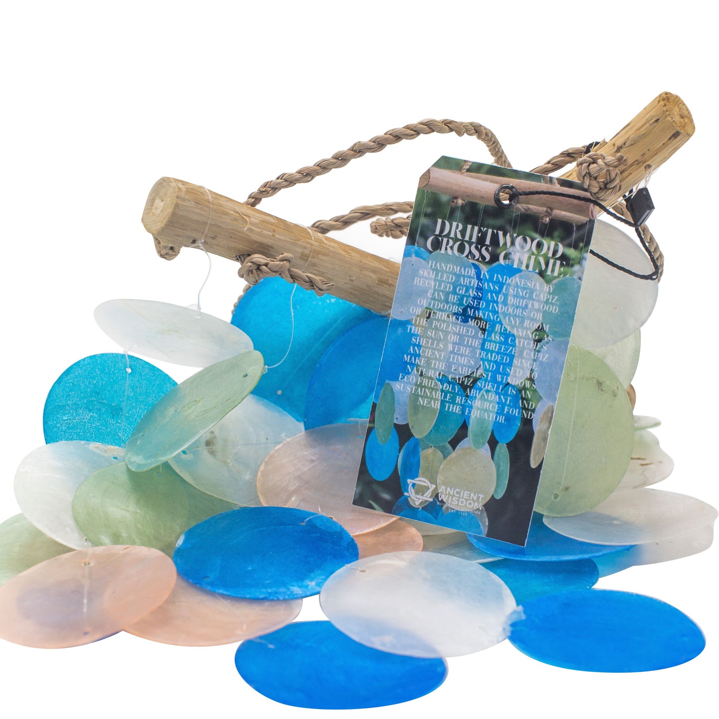 Carillón artesanal con madera, cuerda y discos de concha capiz en tonos azul, blanco y perla con etiqueta informativa.