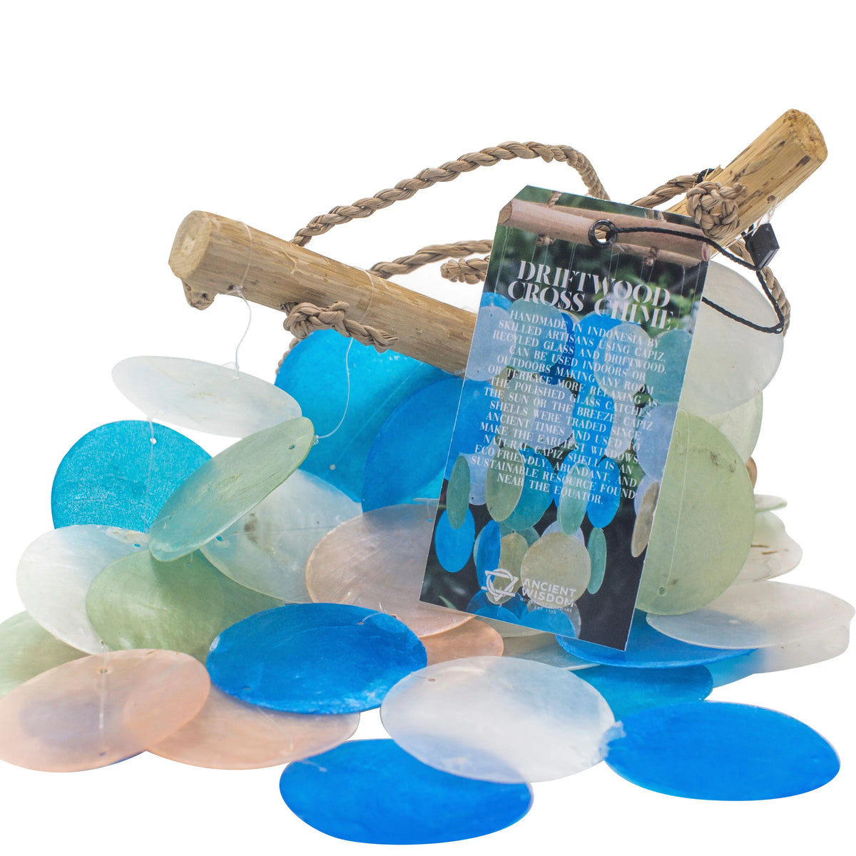 Carillón artesanal con madera, cuerda y discos de concha capiz en tonos azul, blanco y perla con etiqueta informativa.