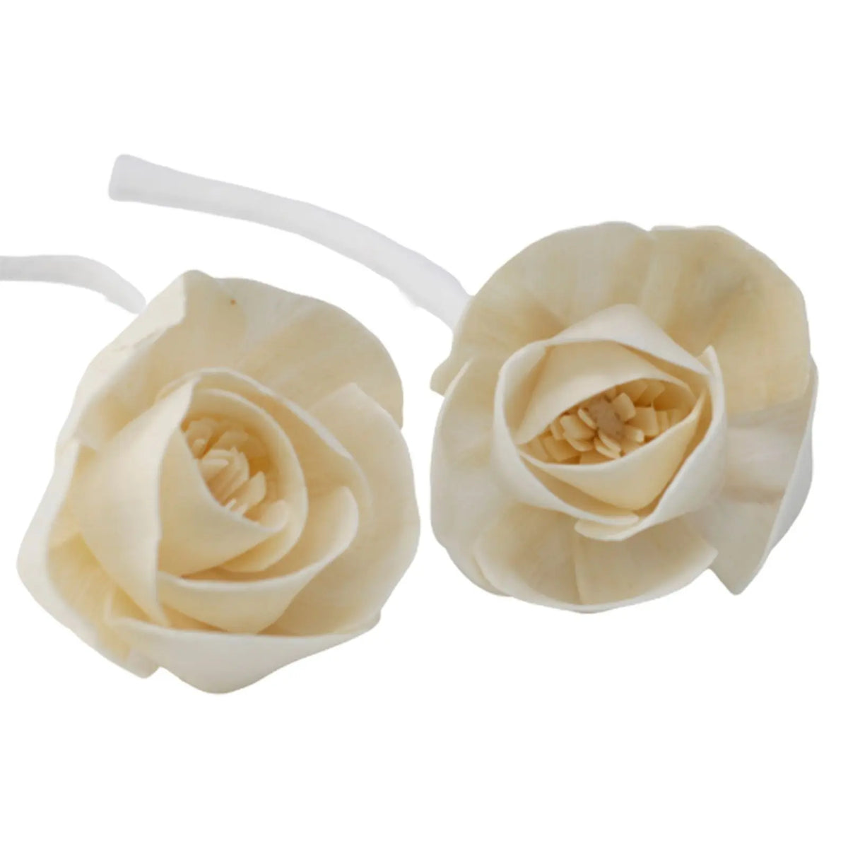 Dos flores difusoras de color crema, elaboradas en madera natural con pétalos en capas y cuerda para colgar.