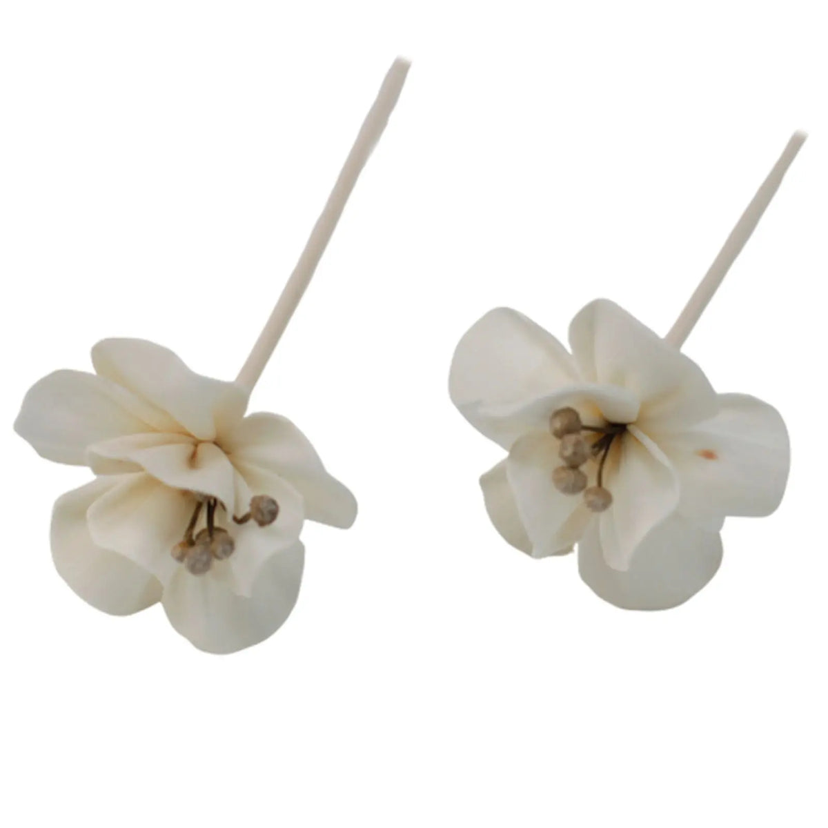 Dos flores difusoras de color crema en cañas delgadas. Diseño artesanal con pétalos redondeados y centro detallado.