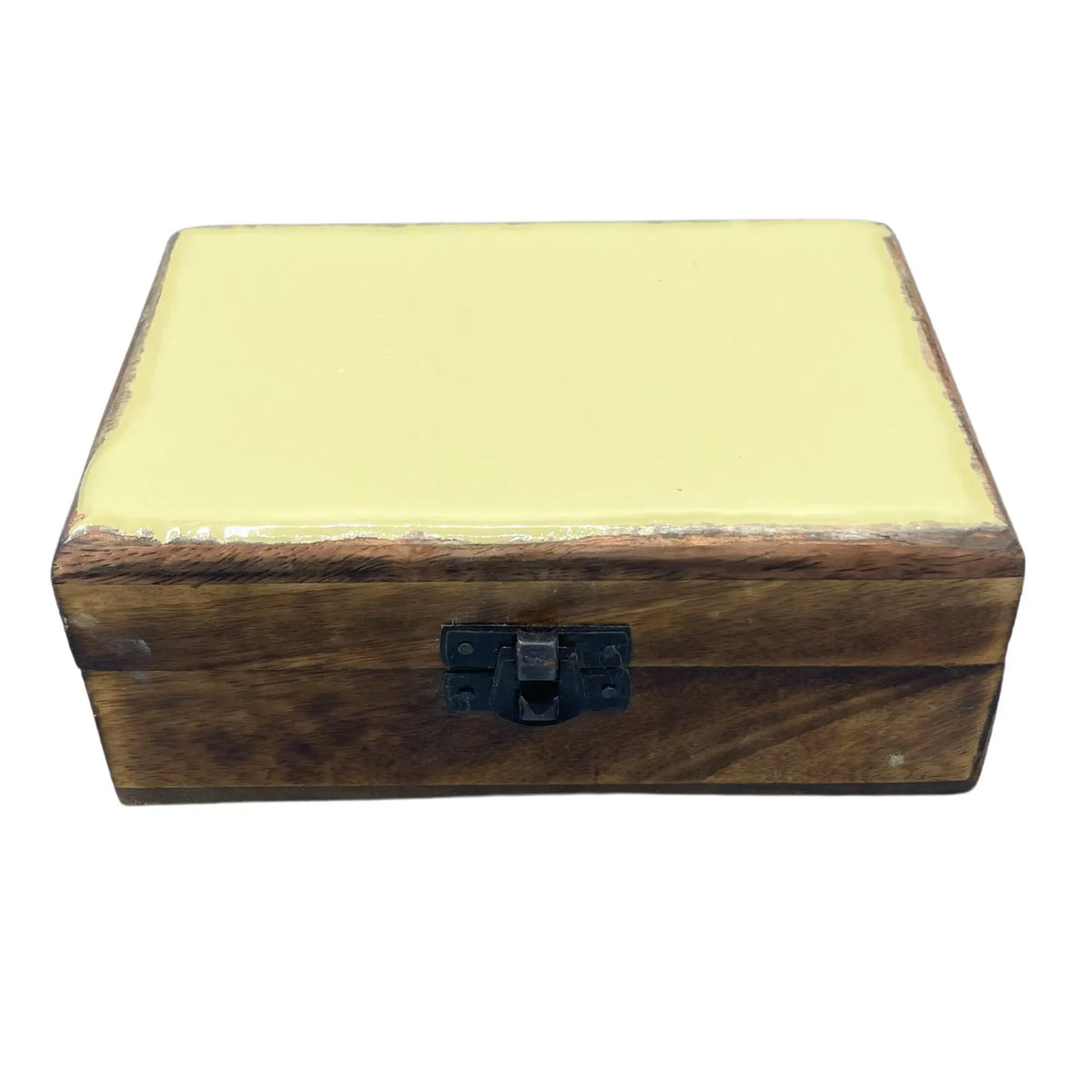 Caja rectangular de madera oscura con tapa de cerámica esmaltada color crema y cierre metálico frontal.