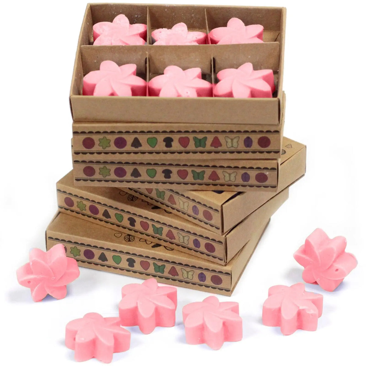 Caja de cartón rústico con seis ceras de soja rosas en forma de flor dispuestas junto a otras iguales en el exterior