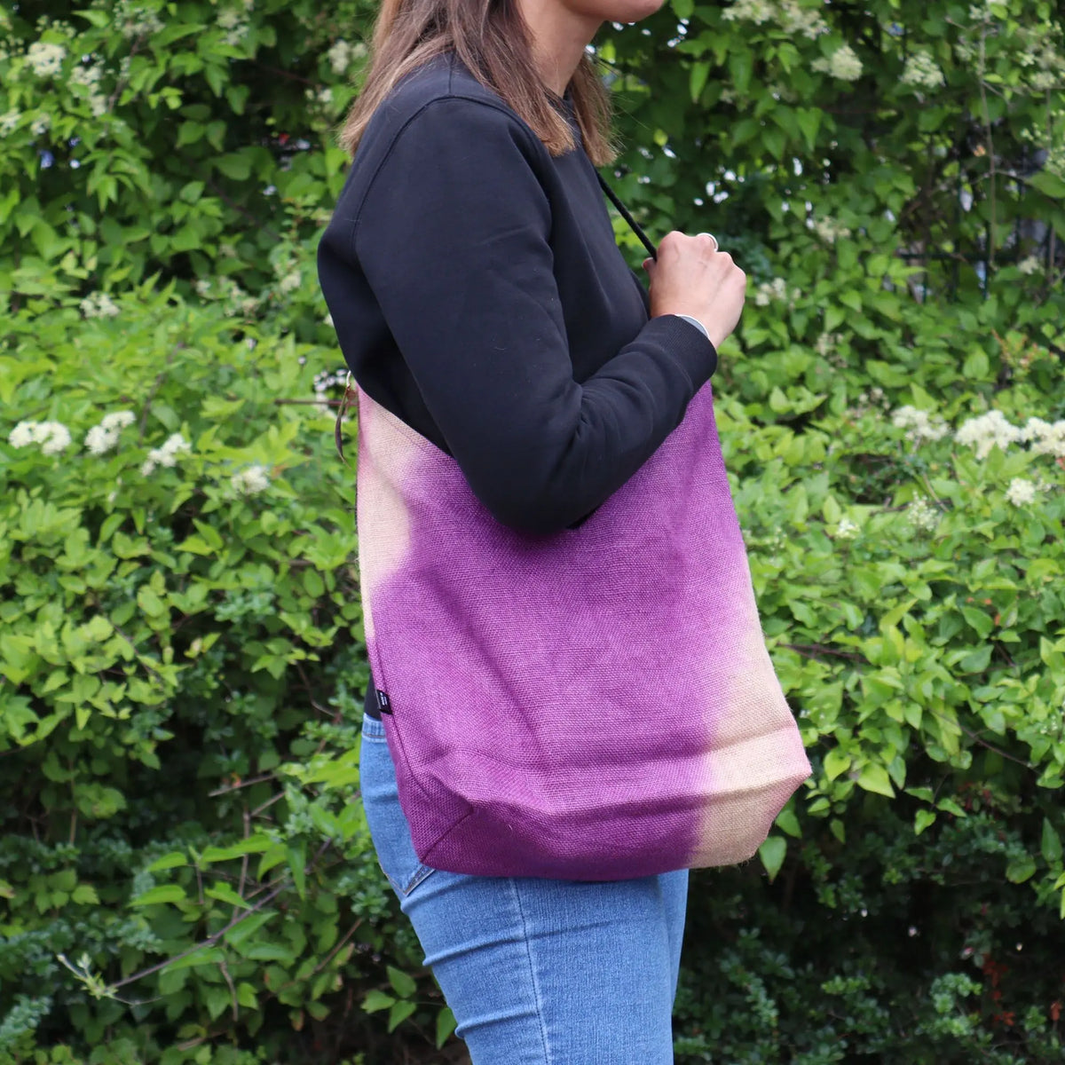 Bolso de hombro de tela suave color fucsia antiguo con degradado en tono natural al aire libre