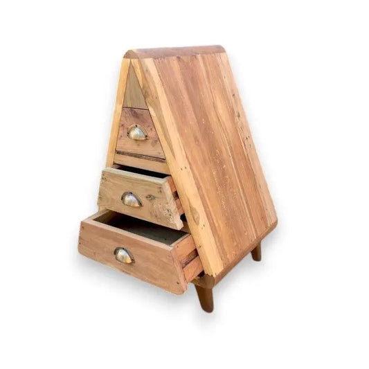 Cómoda triangular de madera reciclada con tres cajones y tiradores metálicos estilo rústico. Fondo blanco.