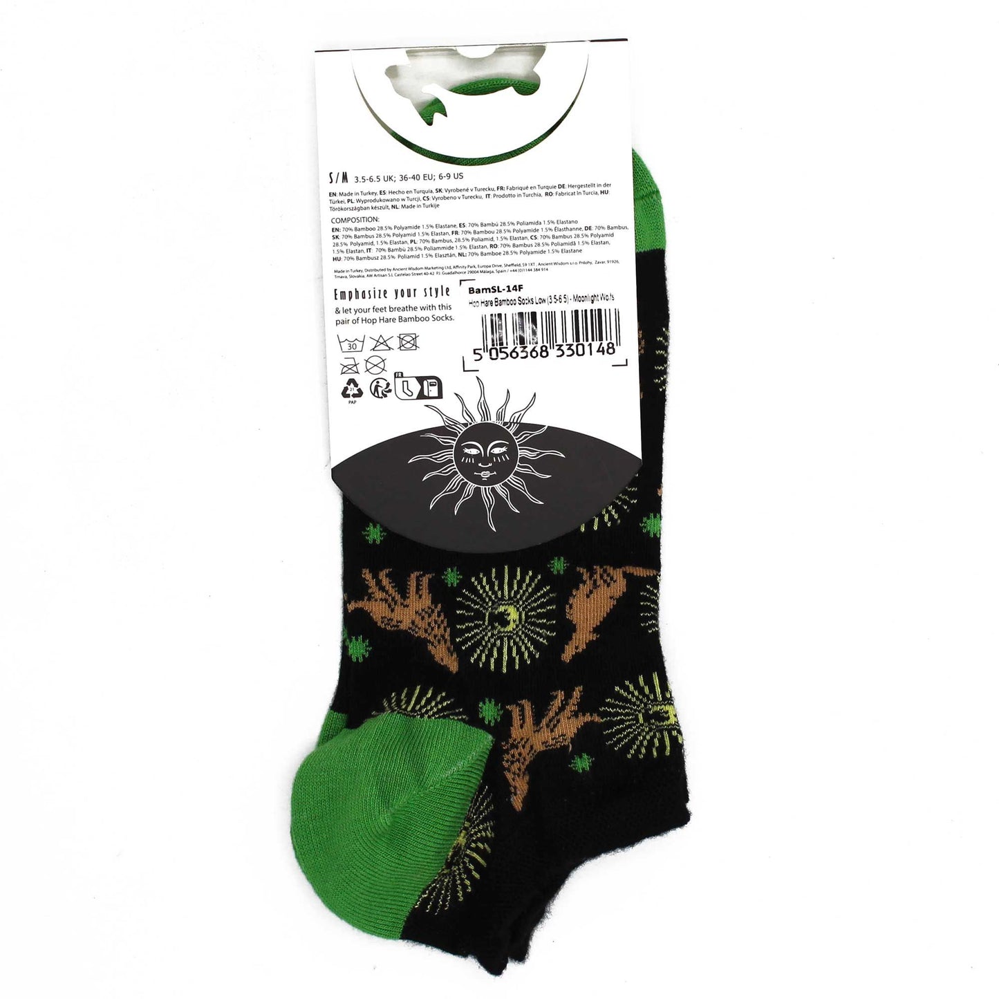 Calcetines negros con estampado de ciervos y motivos verdes, confeccionados en algodón suave y cómodo.