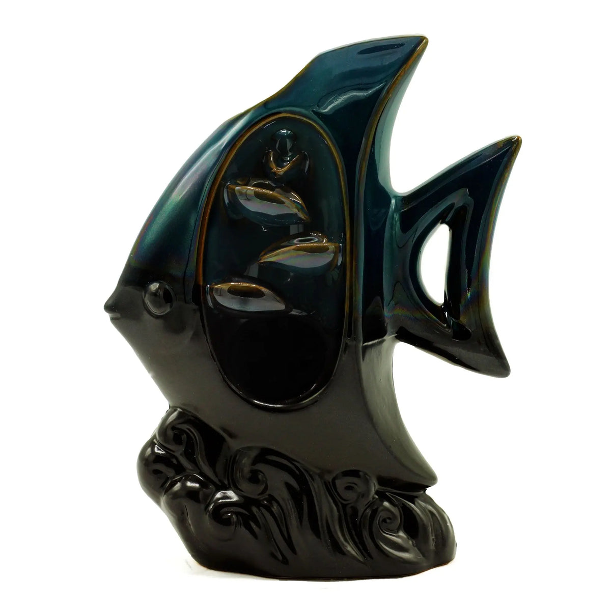Quemador de incienso de flujo inverso de cerámica negra y azul con forma de pez tropical y detalles de olas.