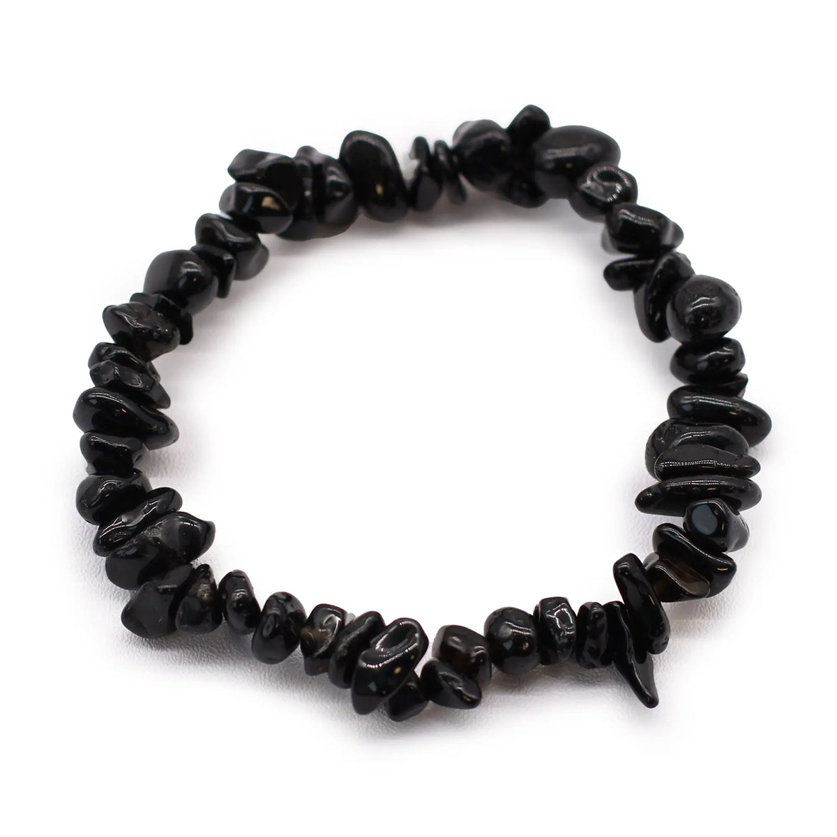 Pulsera elástica hecha con fragmentos de ágata negra pulida de formas irregulares sobre fondo blanco.