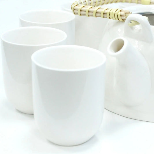 Set de tetera Ancient Wisdom: piezas de cerámica blanca minimalista con asa de bambú, incluye tazas a juego.