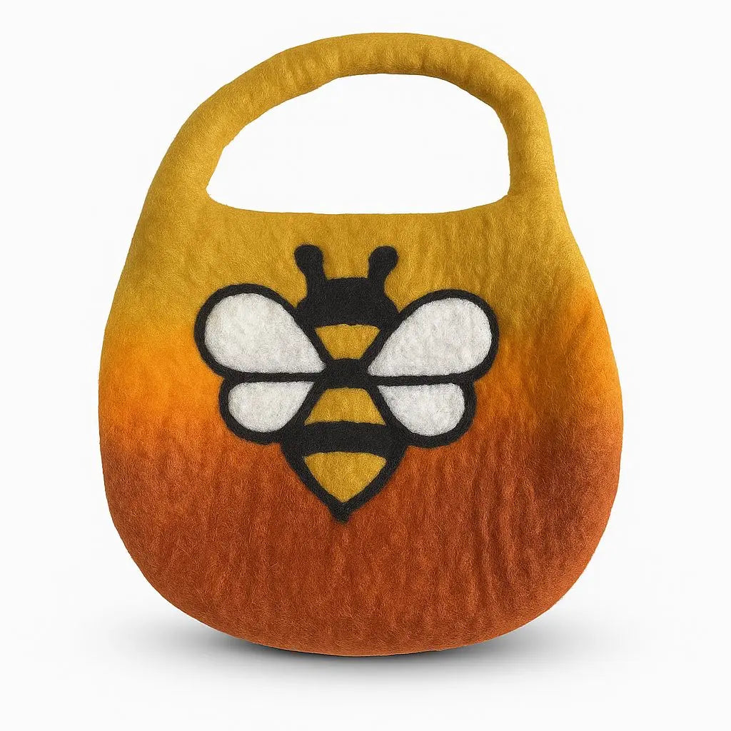 Bolso de fieltro naranja con degradado, forma redondeada y diseño central de una abeja. Fondo blanco.