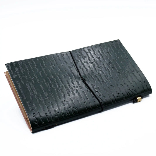Cuaderno de cuero verde oscuro con textura en relieve, estilo vintage, ideal para escritura y notas.