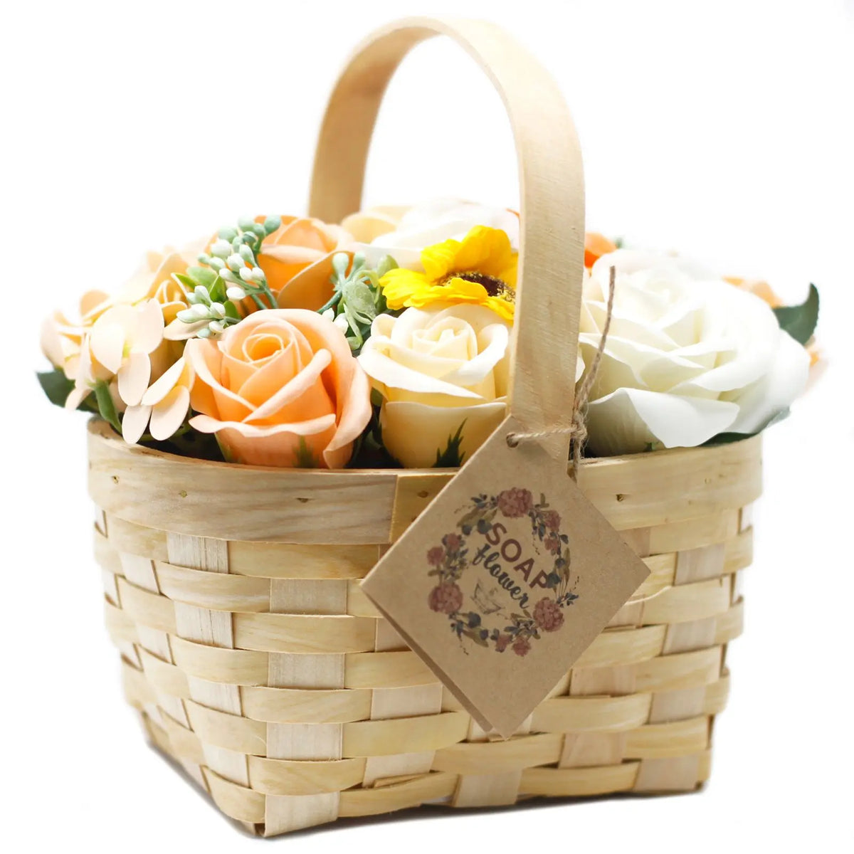 Ramo de flores de jabón en tonos naranja, blanco y amarillo, presentado en una cesta de mimbre con asa.