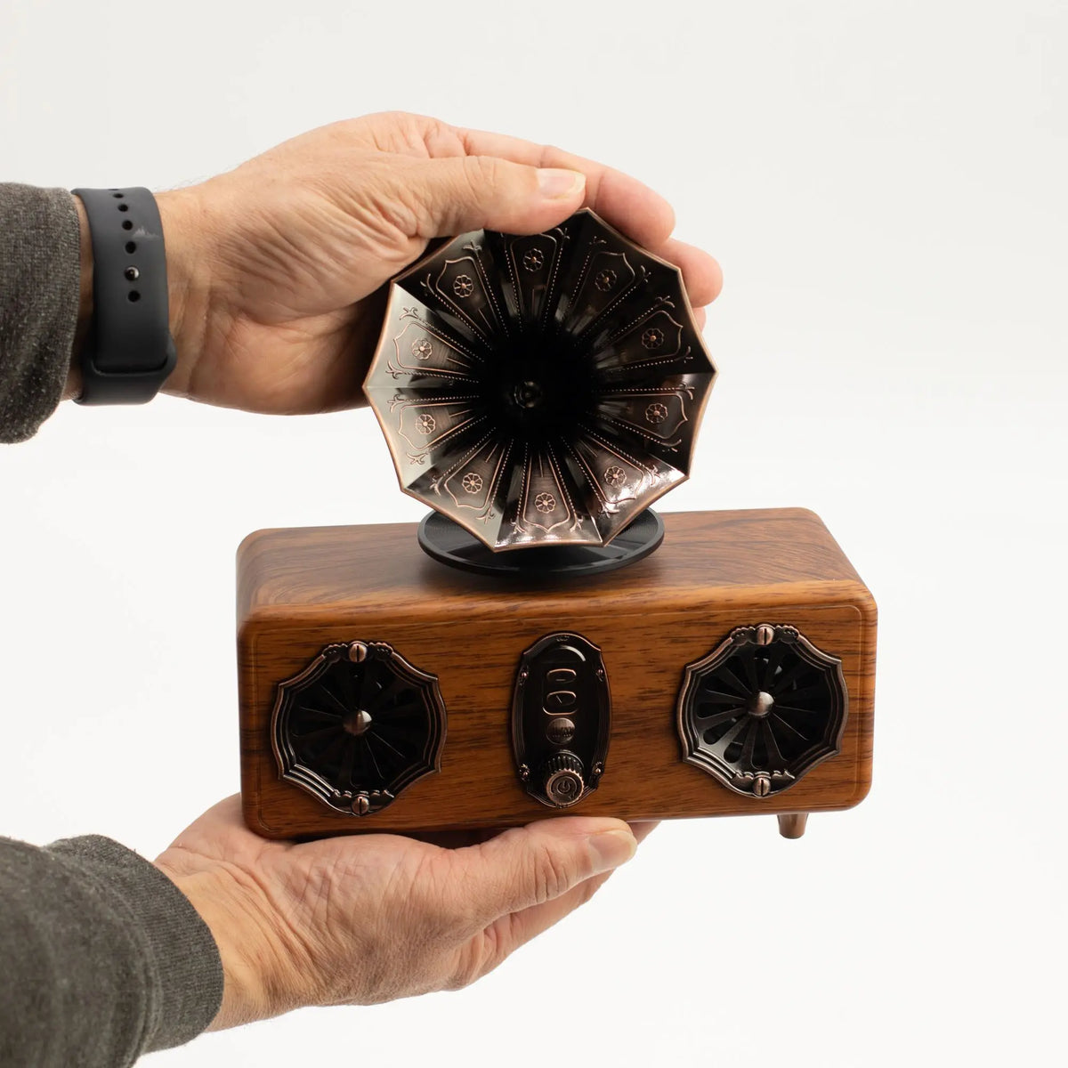 Altavoz Bluetooth Ancient Wisdom retro con acabado en madera, doble bocina estilo gramófono y detalles en bronce.