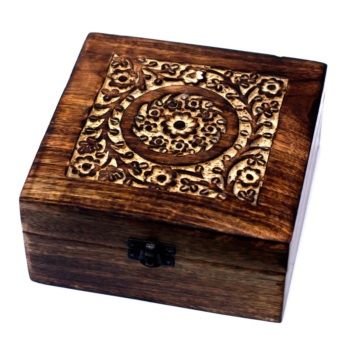 Caja de madera de mango oscura, cuadrada, con tapa tallada con motivos florales y cierre metálico frontal.