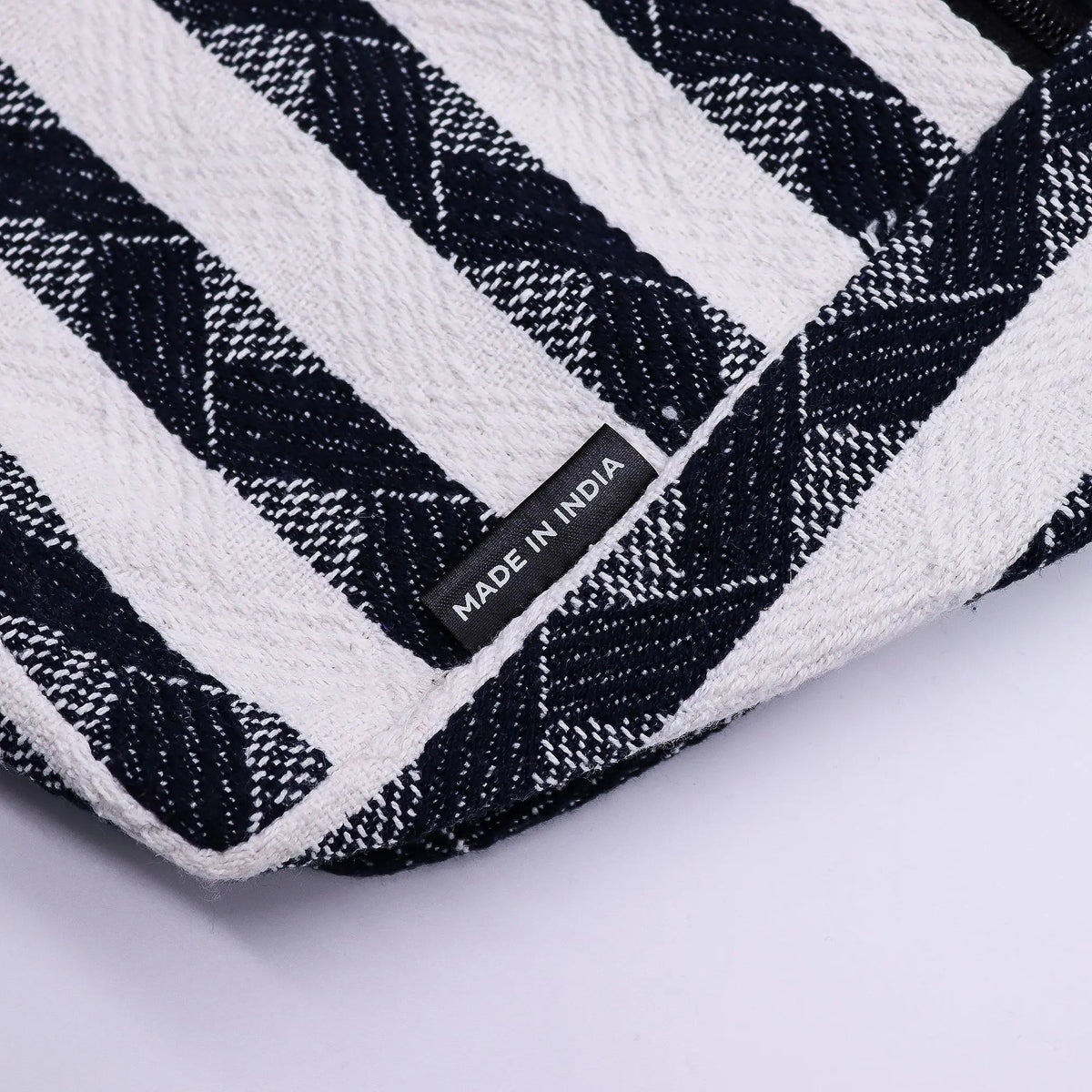 Funda de cojín de algodón azul y blanco con diseño a rayas, hecha en India. Ideal para decoración moderna.