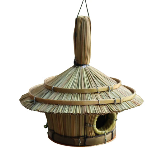 Casita para pájaros redonda de paja trenzada, 17x17 cm, con techo cónico y orificio de entrada lateral. Diseño artesanal.