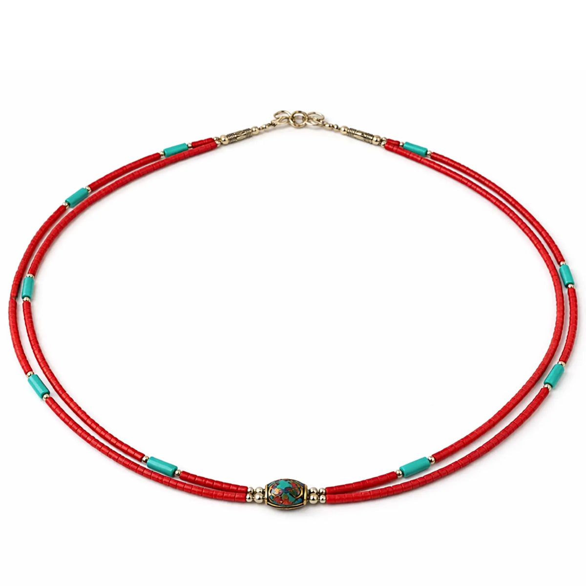 Collar de cuentas rojas y azules con detalle de metal, estilo bohemio, ideal para un look veraniego.