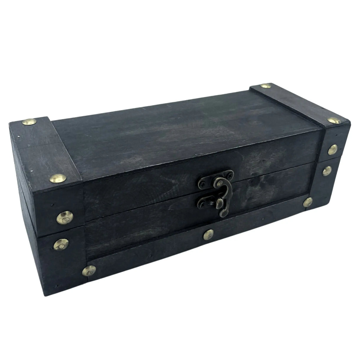 Baúl de madera alargado, color gris oscuro vintage, con cierre metálico y refuerzos decorativos de tachuelas doradas.